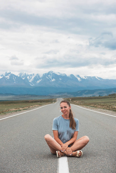 Woman sitting on the road - Foto, imagen