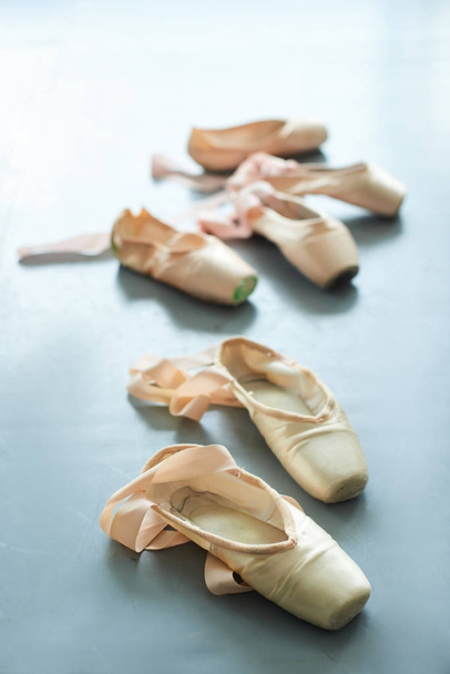 Pink pointe shoes with ribbons. - 写真・画像