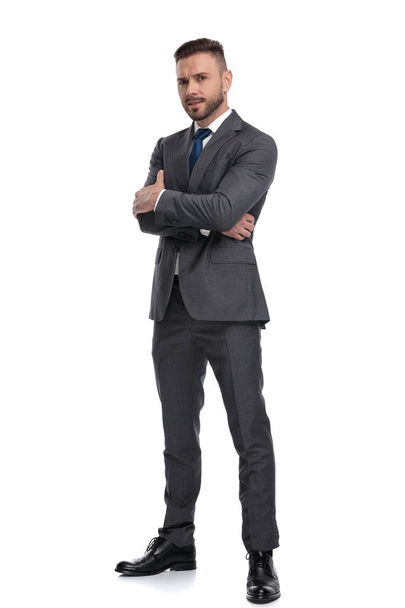 confident young business man standing with hands crossed - Foto, immagini