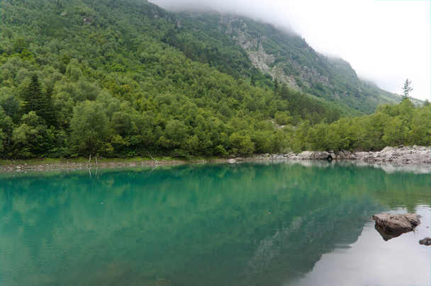 Jezior baduk w Karachay-Cherkessia. Rosja. 2019 w Dombay - Zdjęcie, obraz