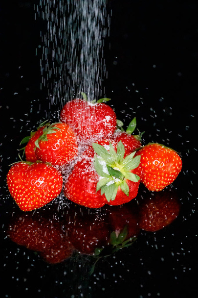 Наливаємо цукор на свіжу червону полуницю
  - Фото, зображення