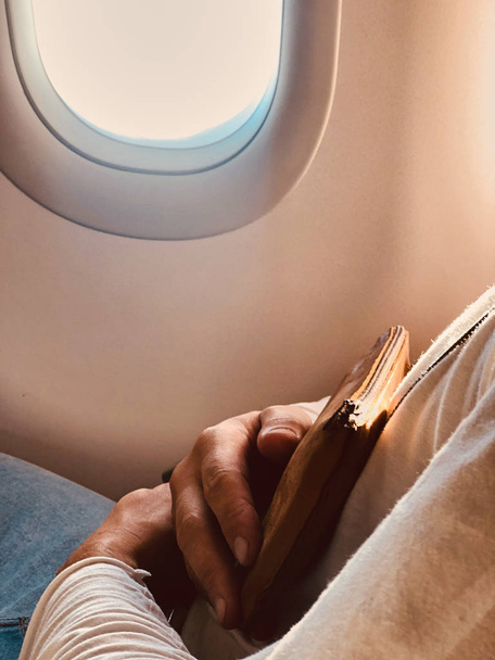 Επιβάτης αεροπλάνου με σάκο του λαιμού για ασφαλή μεταφορά χρημάτων και d - Φωτογραφία, εικόνα