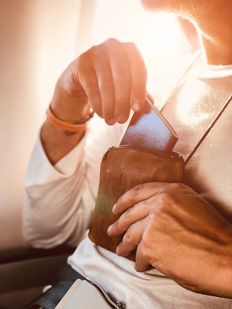 Güvenli taşıma para ve d için boyun çantası ile uçak yolcu - Fotoğraf, Görsel