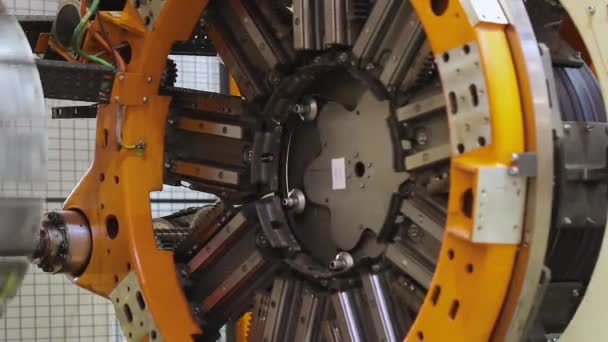 Χρονογύροι τροχαίο τύμπανο σχηματίζοντας λάστιχο στο εργοστάσιο - Πλάνα, βίντεο