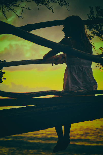 Silueta de una mujer en la hora del atardecer / amanecer con sce tropical
 - Foto, Imagen