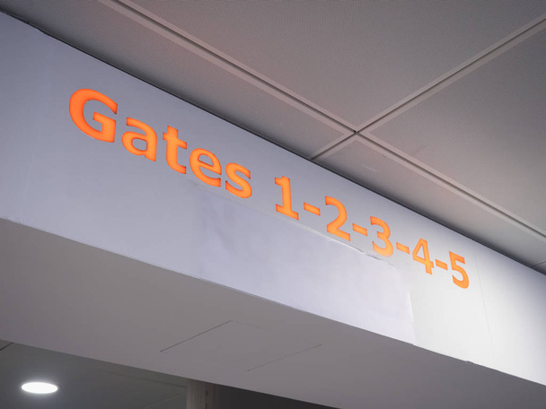 πύλες σημάδι στο αεροδρόμιο - Φωτογραφία, εικόνα