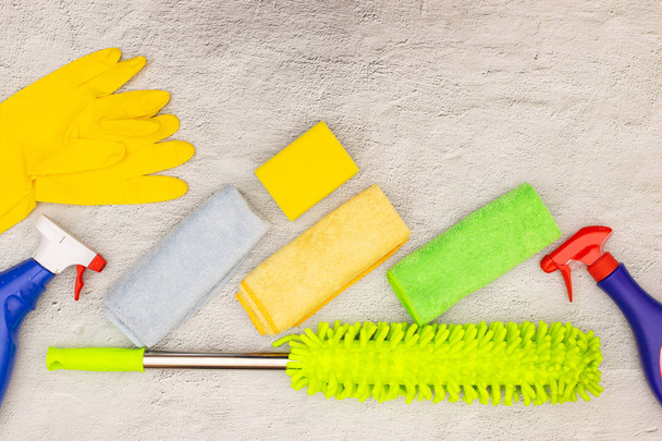 Masaüzerinde ev temizliği için temizlik malzemeleri ve ürünleri  - Fotoğraf, Görsel