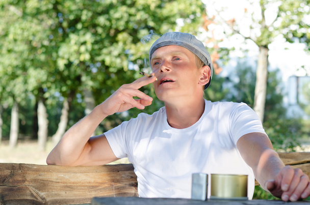 człowiek siedzi na zewnątrz dla niepalących - Zdjęcie, obraz