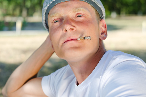Homem pensativo fumando um cigarro
 - Foto, Imagem