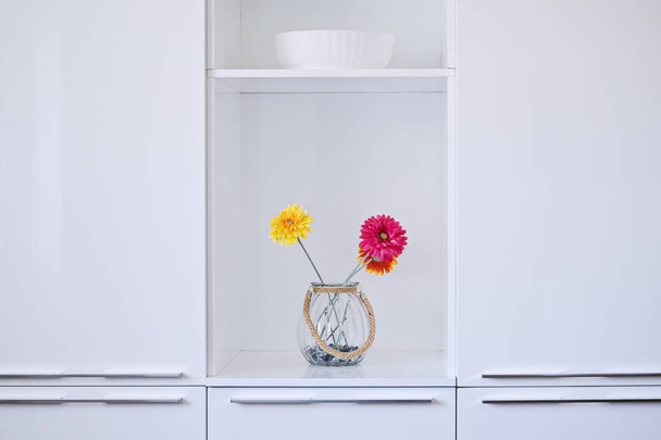Minimalista, fehér konyha belsőépítészet és színes virágok váza - Fotó, kép