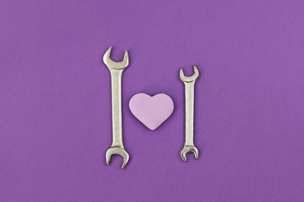 Due chiavi con cuore viola su sfondo viola
 - Foto, immagini