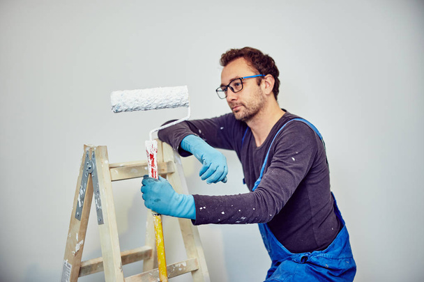 Paredes de pintura de los trabajadores dentro de la casa - arreglos de renovación
. - Foto, imagen