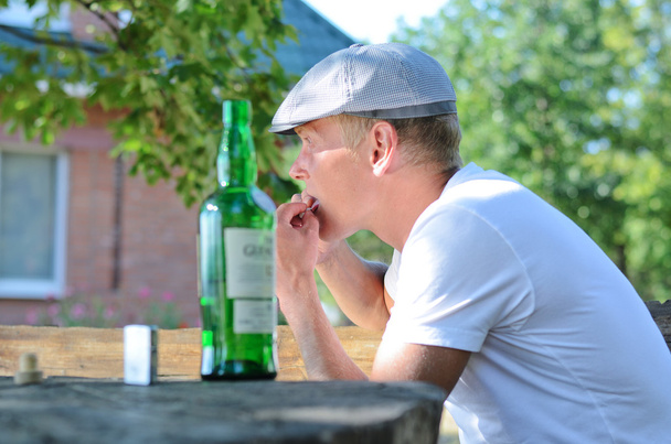 adam açık havada içki ve Sigara - Fotoğraf, Görsel