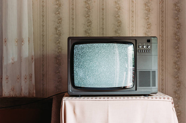Старий телевізор включений на стіл. Ретро, Старовинні концепції - Фото, зображення