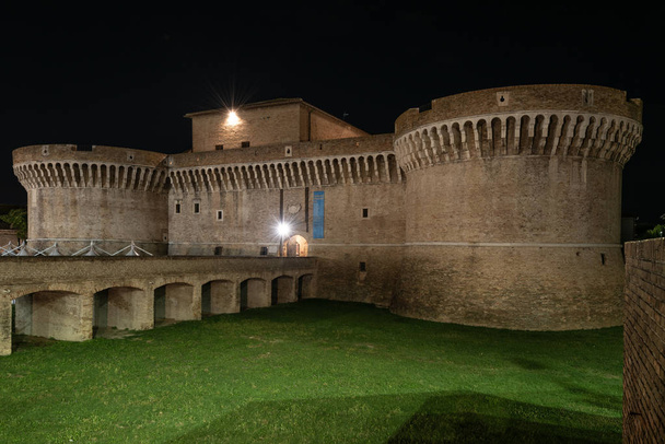 A fortaleza histórica de Senigallia à noite
 - Foto, Imagem