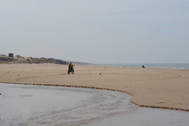 Motobike lovas a homokos strandon. - Fotó, kép