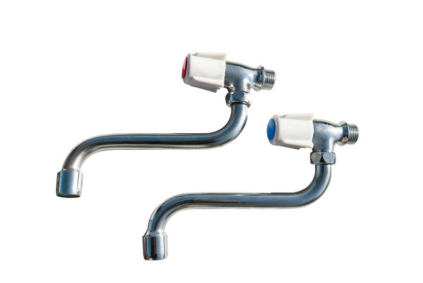 Deux robinets simples avec capuchon rouge et bleu, isolés sur un fond blanc avec un chemin de coupe
. - Photo, image