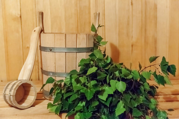 Interieurdetails Finse sauna stoomkamer badhuis met traditionele sauna accessoires bekken berk bezem Scoop - Foto, afbeelding