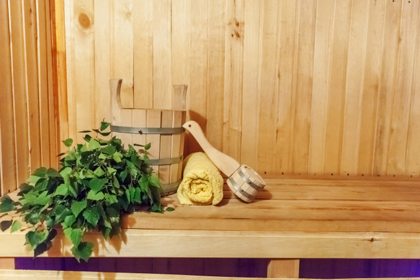 Detalles interiores sauna finlandesa baño de vapor con accesorios de sauna tradicional lavabo escoba escoba toalla
 - Foto, Imagen