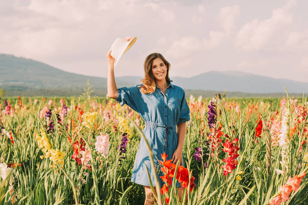 Retrato al aire libre de niña bonita en el campo, con vestido de mezclilla
  - Foto, Imagen
