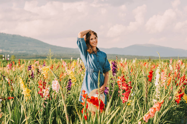 Retrato al aire libre de niña bonita en el campo, con vestido de mezclilla
  - Foto, Imagen