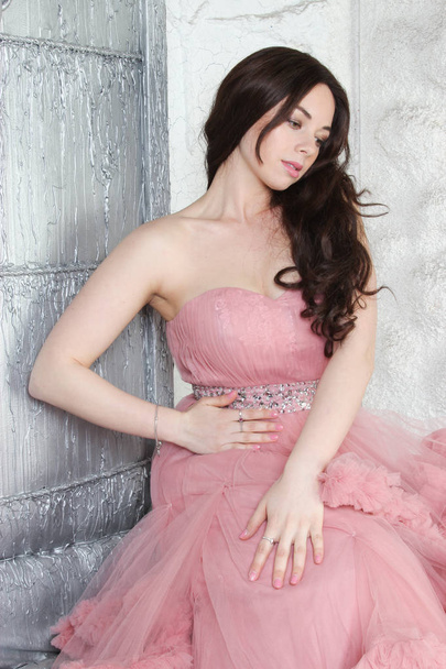 Πορτραίτο της μόδας νεαρό κορίτσι ομορφιά σε μεγάλο μακρύ βράδυ ροζ φόρεμα - Φωτογραφία, εικόνα