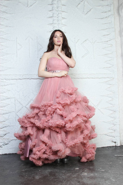 Πορτραίτο της μόδας νεαρό κορίτσι ομορφιά σε μεγάλο μακρύ βράδυ ροζ φόρεμα - Φωτογραφία, εικόνα