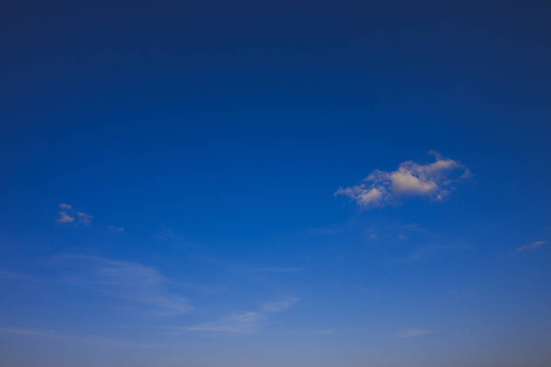 Cielo azul al anochecer
 - Foto, Imagen