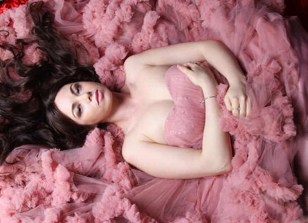 Portrait de jeune fille de beauté à la mode en grande robe rose de soirée longue
 - Photo, image