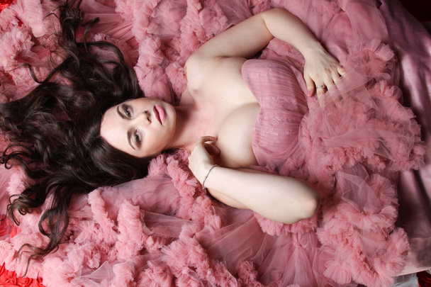 Portrait de jeune fille de beauté à la mode en grande robe rose de soirée longue
 - Photo, image