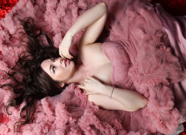 Retrato de menina de beleza jovem na moda em grande vestido rosa de tarde longa
 - Foto, Imagem