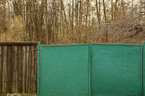Demir kapı ve ahşap çit - Fotoğraf, Görsel