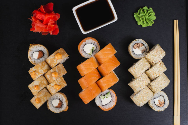 savoureux sushi frais sur fond noir
 - Photo, image