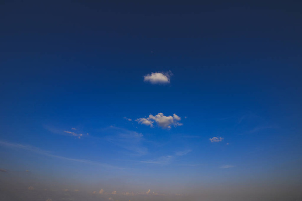blauer Himmel bei Einbruch der Dunkelheit - Foto, Bild