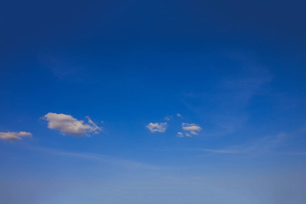 Ο γαλάζιος ουρανός το σούρουπο - Φωτογραφία, εικόνα
