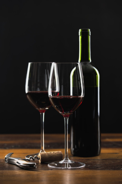 Dos copas de vino tinto y botella
 - Foto, imagen