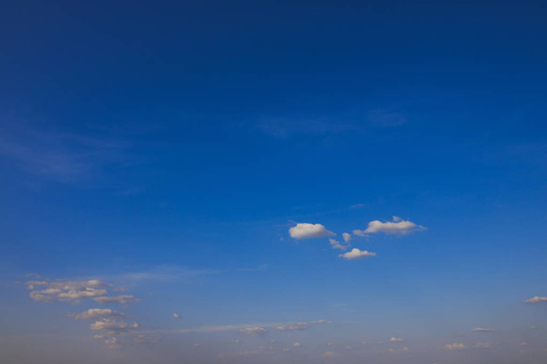 Ο γαλάζιος ουρανός το σούρουπο - Φωτογραφία, εικόνα
