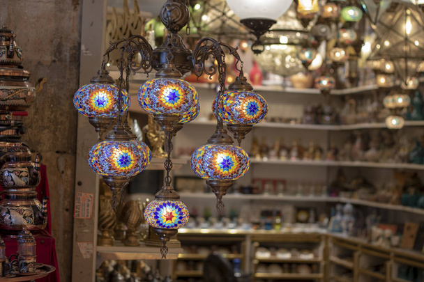 Mozaïek patroon lampen van de Ottomaanse cultuur. Istanboel werd gefotografeerd op de Eminonu - Foto, afbeelding
