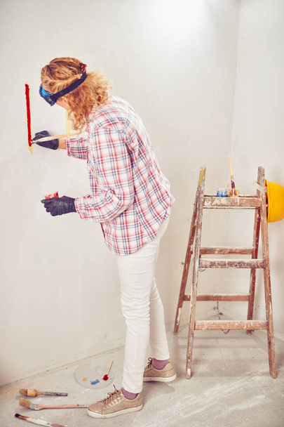 Çalışan kadın sıva / evin içinde duvarlar boyama. - Fotoğraf, Görsel