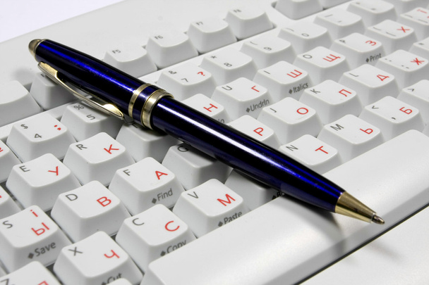 στυλό στο πληκτρολόγιο του υπολογιστή γραφείου - Φωτογραφία, εικόνα