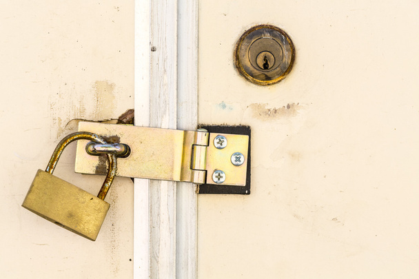 παλιά κλειδαριά στην πόρτα του λευκού - Φωτογραφία, εικόνα
