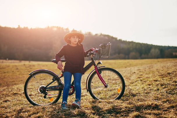 Sevimli küçük on yaşındaki kız kırsal bisiklet sürme. - Fotoğraf, Görsel