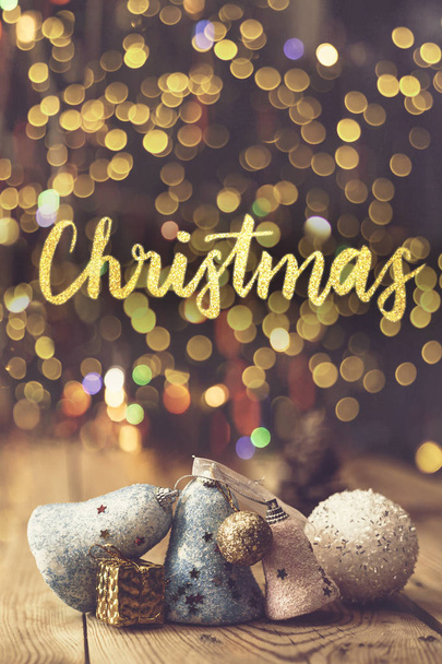 明るいボケのライトとクリスマスの装飾。クリスマス時の魔法の冬 - 写真・画像
