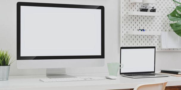 Επιτραπέζιος υπολογιστής και κενός laptop οθόνης με χώρο αντιγραφής  - Φωτογραφία, εικόνα
