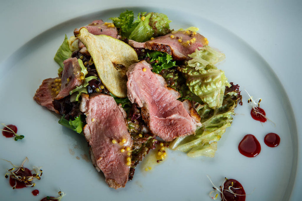 Nahaufnahme frischer Caesar-Salat mit Schinken - Foto, Bild
