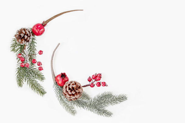 Noel kompozisyonu. Köknar ağacı dalları ve kırmızı meyveler. Chr - Fotoğraf, Görsel