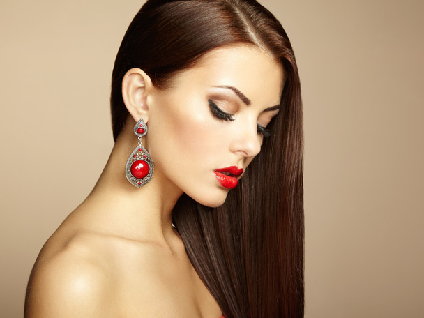 Portrait of beautiful brunette woman with earring. Perfect makeu - Foto, imagen