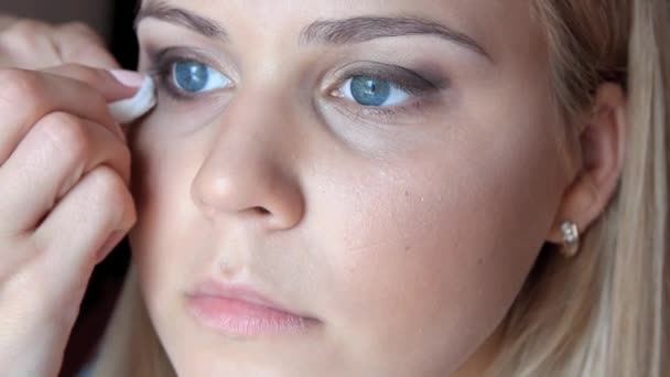 make-up artiest verwijdert overtollige make-up onder de modellen Eye - Video