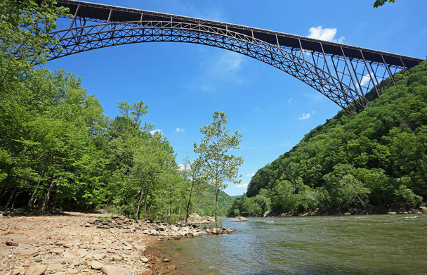 Στον πάτο του νέου φαραγγιού του ποταμού-γέφυρα του φαραγγιού της νέας Δύσης-Δυτική Βιρτζίνια - Φωτογραφία, εικόνα