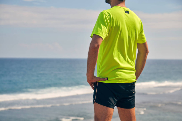 Sportsman sur une falaise exotique tropicale près de l'océan
. - Photo, image
